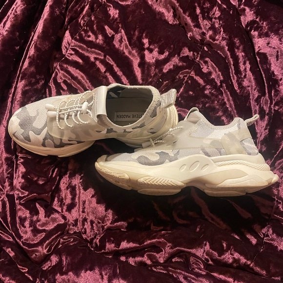 Steve Madden Shoes - Picture 2 of 2